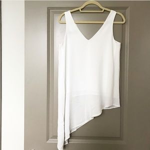 Flowy, white top perfect for Spring/Summer!